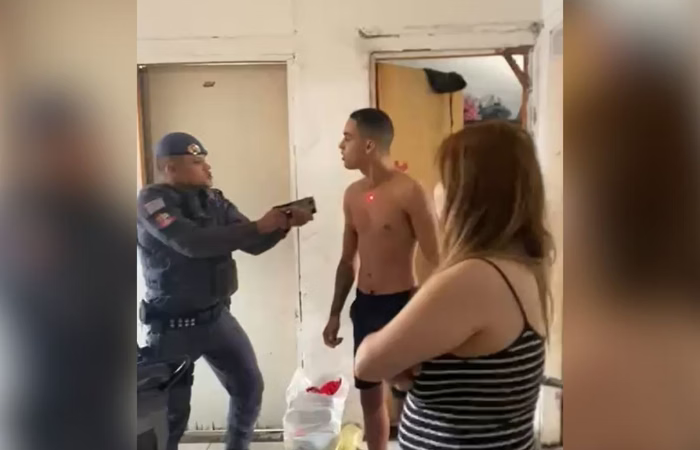 PM usa arma de choque em homem que reclamou de invasão em casa