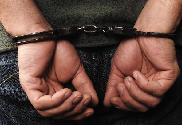 PM prende suspeito de tráfico escondido sob a cama da mãe