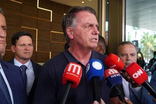 Inelegível, Bolsonaro diz que é candidato: ‘Esperar o momento certo’