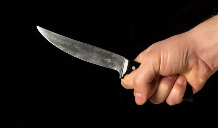 Vizinho é detido após ameaçar ‘arrancar cabeça de mulher’ com faca
