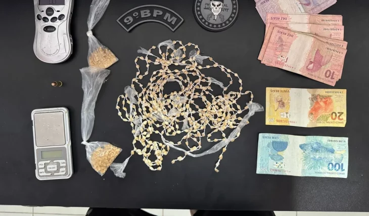 Suspeito é flagrado com drogas durante blitz