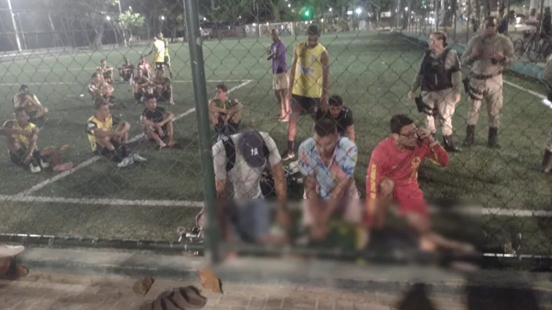 Jogador sofre mal súbito e morre durante partida de futebol na orla de Maceió