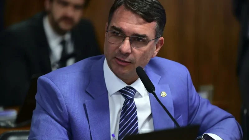 Flávio Bolsonaro confirma candidatura à Presidência em 2026