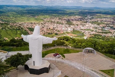 Veículo capota na Avenida Rotary e deixa homem ferido em Palmeira dos Índios