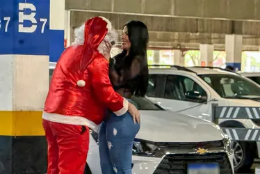 Miss Bumbum é flagrada em clima de pegação com Papai Noel em estacionamento de shopping