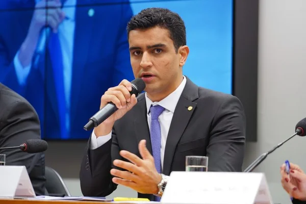 João Caldas e JHC: divergências políticas expõem tensão entre pai e filho em Alagoas