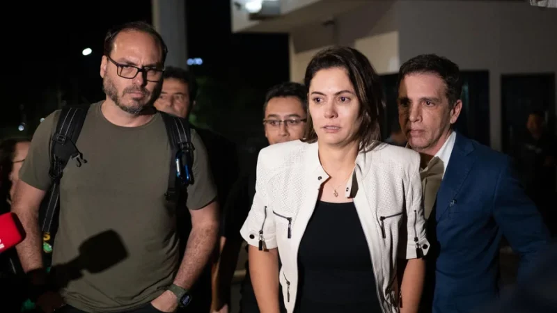 “Minha senadora”, diz Carlos sobre Michelle Bolsonaro candidata no DF