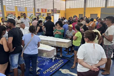 Velório coletivo das vítimas de acidente com romeiros começa em Coité do Nóia