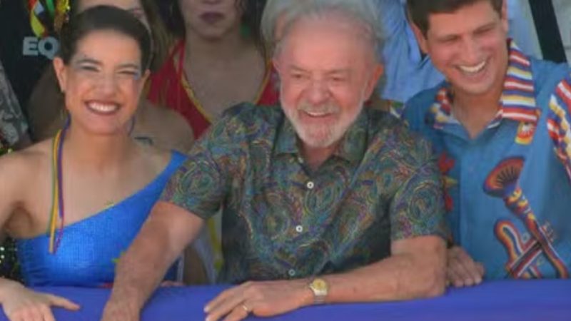 Lula prestigia Galo da Madrugada e divide espaço com lideranças políticas em Recife