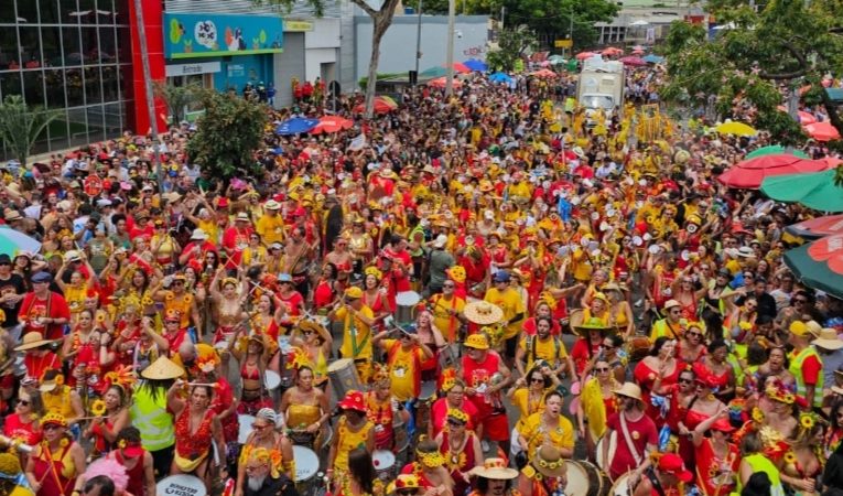 Belo Horizonte celebra memória de Lô Borges em emocionante desfile do Bloco da Esquina