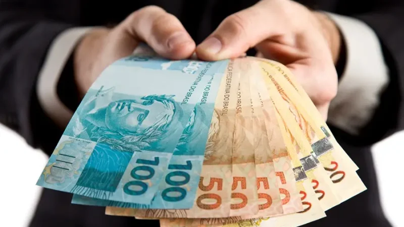 Novo salário mínimo de R$ 1.621 começa a ser pago nesta segunda