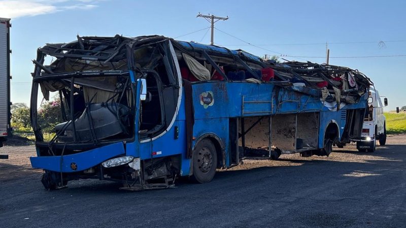 Ônibus com trabalhadores rurais tomba após pneu estourar e 6 pessoas morrem no acidente na BR-153 em São Paulo