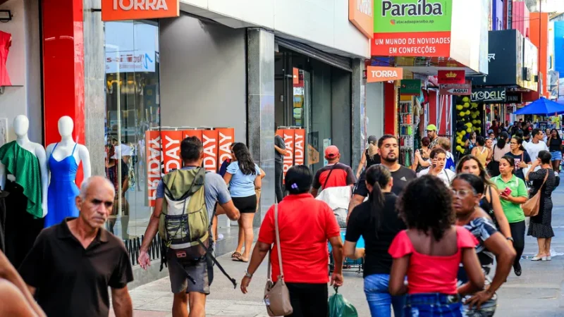 De biquíni, Maisa mostra equilíbrio ao ficar de ponta cabeça em praia de Alagoas
