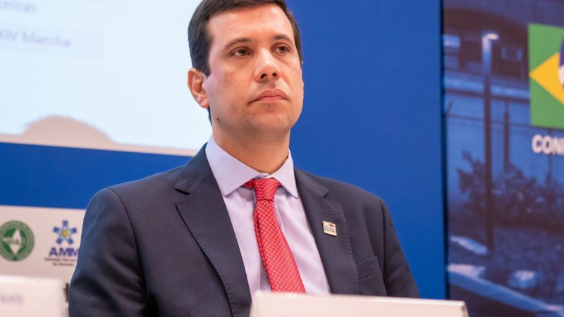 “Acabou o tempo em que o dinheiro da educação era usado para uísque, ração de cachorro e luxo para cavalos em Estrela de Alagoas”