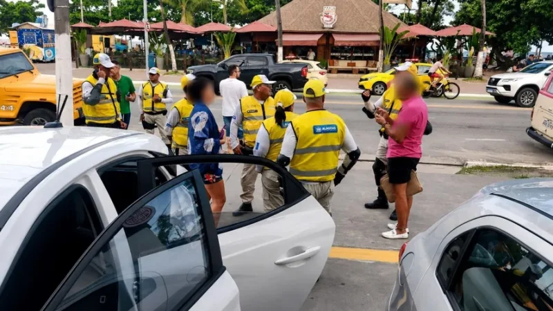 Mulher se tranca em carro para escapar de agressões de companheiro na orla de Maceió