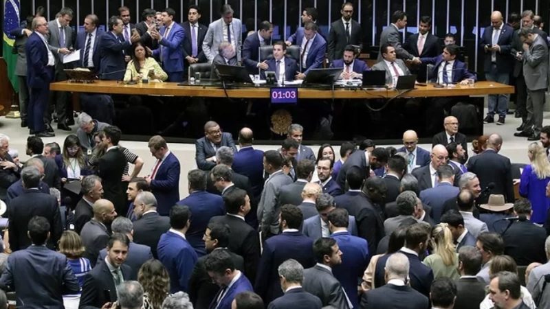 Após suspensão da Lei da Dosimetria por Moraes, oposição reativa PEC da Anistia do 8 de janeiro