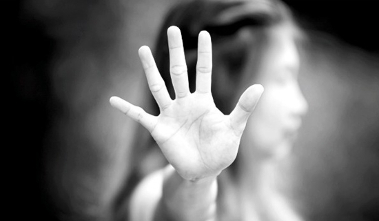 Polícia prende mãe suspeita de manter filha com Síndrome de Down em cárcere e permitir abusos sexuais