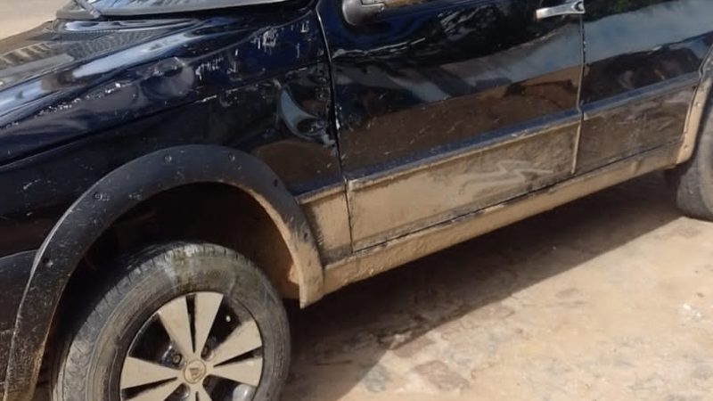 Carro capota em frente ao Cespi, em Palmeira dos Índios