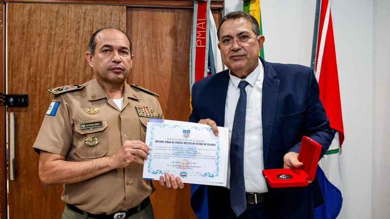 Advogado Adeilson Bezerra recebe Medalha Floriano Peixoto em homenagem da Polícia Militar de Alagoas