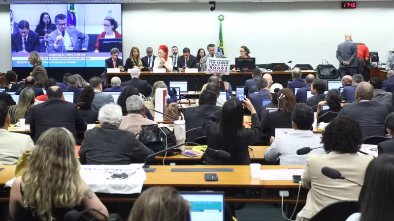 Relator apresenta parecer da PEC que propõe fim da escala 6×1; veja os principais pontos.