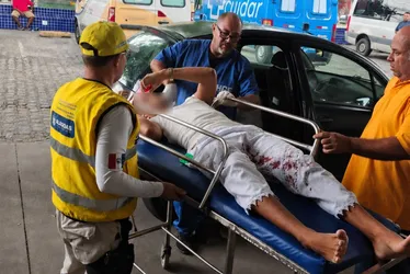 Bala perdida atinge jovem em ponto de ônibus em Maceió; pai pede socorro a agentes durante patrulhamento