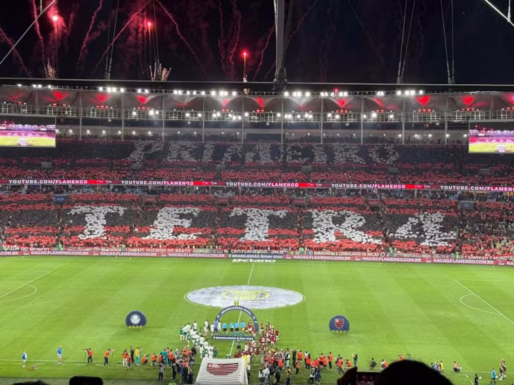 Em mosaico, torcida do Flamengo ironiza Palmeiras com frase “Primeiro tetra”
