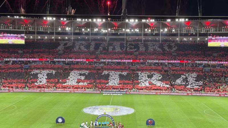 Em mosaico, torcida do Flamengo ironiza Palmeiras com frase “Primeiro tetra”