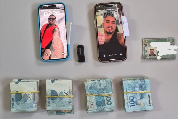 Operação Morro do Alemão apreende R$ 20 mil e iPhones com influenciador investigado por ligação com o Comando Vermelho