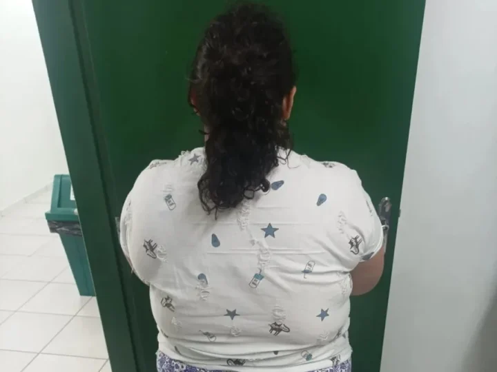 Mulher de 37 anos é presa após fingir ter 12 e ser “adotada” por família