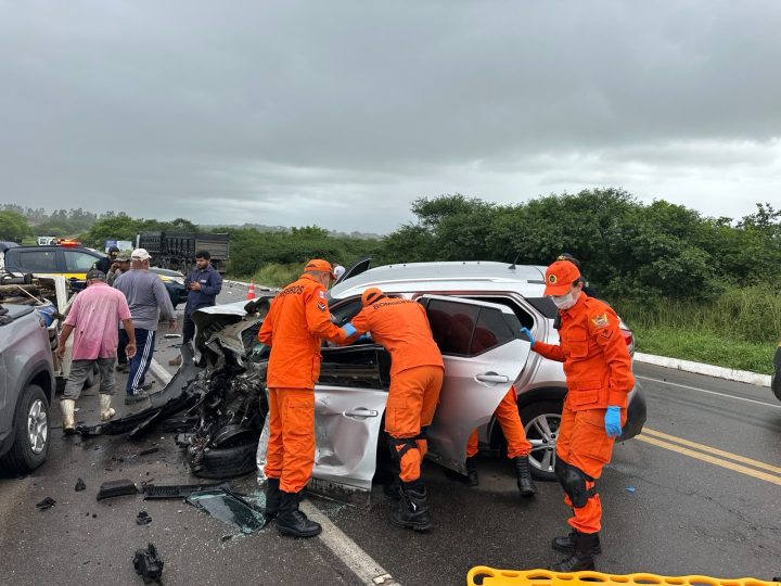 Acidente entre dois carros é registrado na BR-316, em Palmeira dos Índios