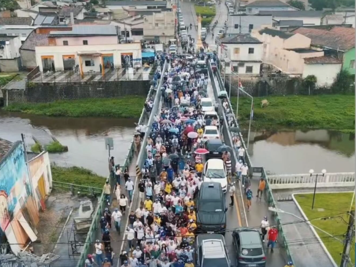Imagem aérea gera debate sobre público em ato político de JHC em Quebrangulo
