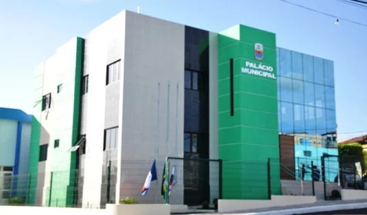 Justiça vai analisar contratação direta de R$ 450 mil pela palestra de um padre feita pela Prefeitura de Feira Grande